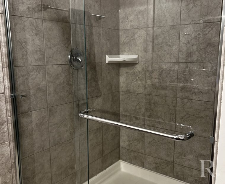 Shower glass, before and after: after cleaning
